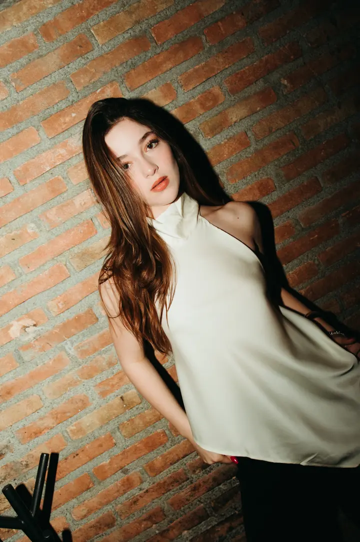 Asymmetric Backless White Top — Blanco, vista frontal