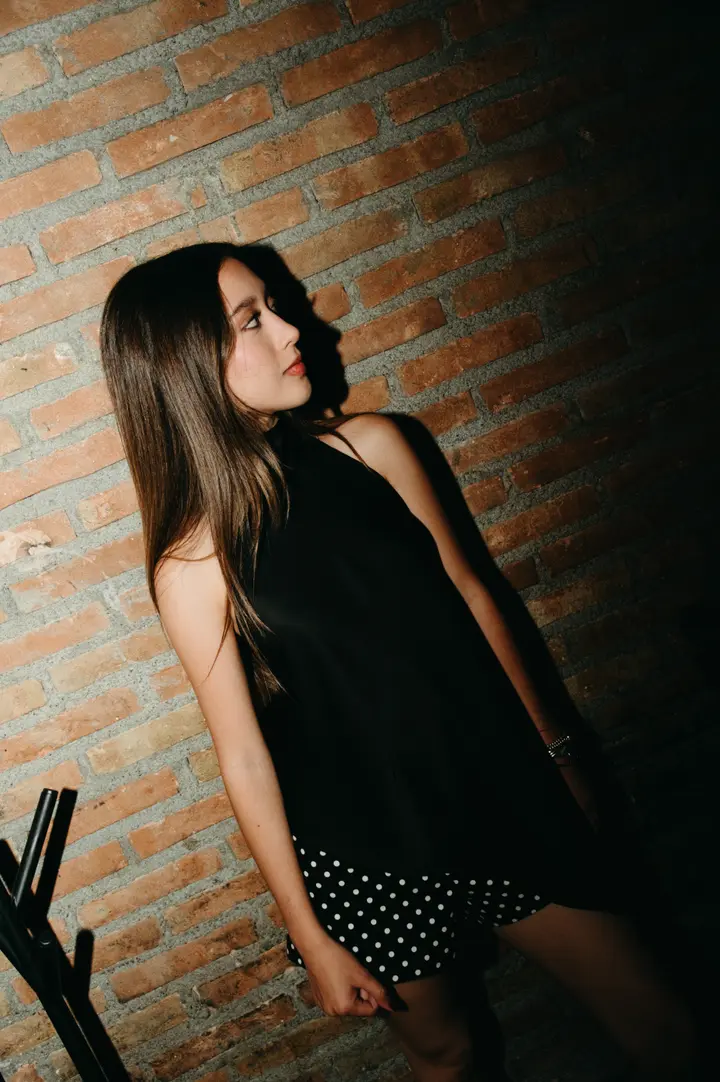 Asymmetric Backless Black Top — Negro, vista frontal